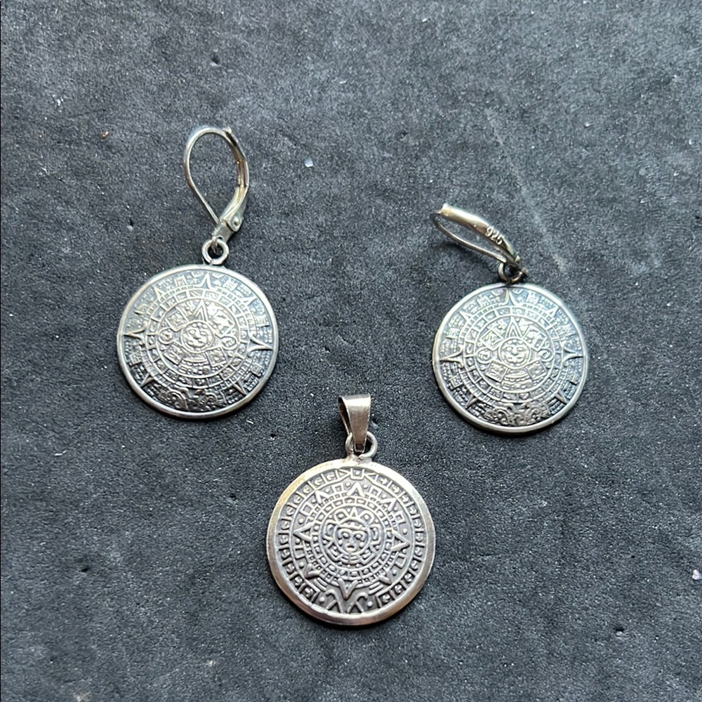 Sterling silver quarter size earrings and pendent Detailing Mexican almanac. - Picture 4 of 4